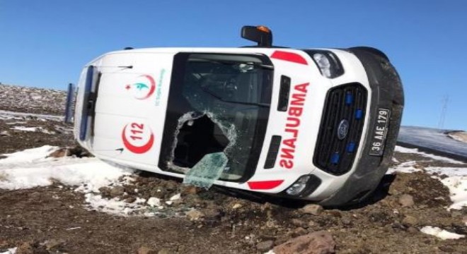  Ambulans takla attı: 3 yaralı